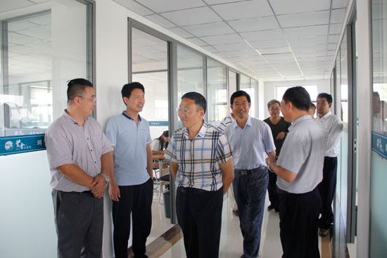 黃強教(jiao)授(shou)等專家(jia)參(can)觀蘭舍人居(ji)健康產業(ye)園