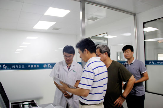 黃強教(jiao)授(shou)等專家(jia)參(can)觀蘭舍人居(ji)健康產業(ye)園